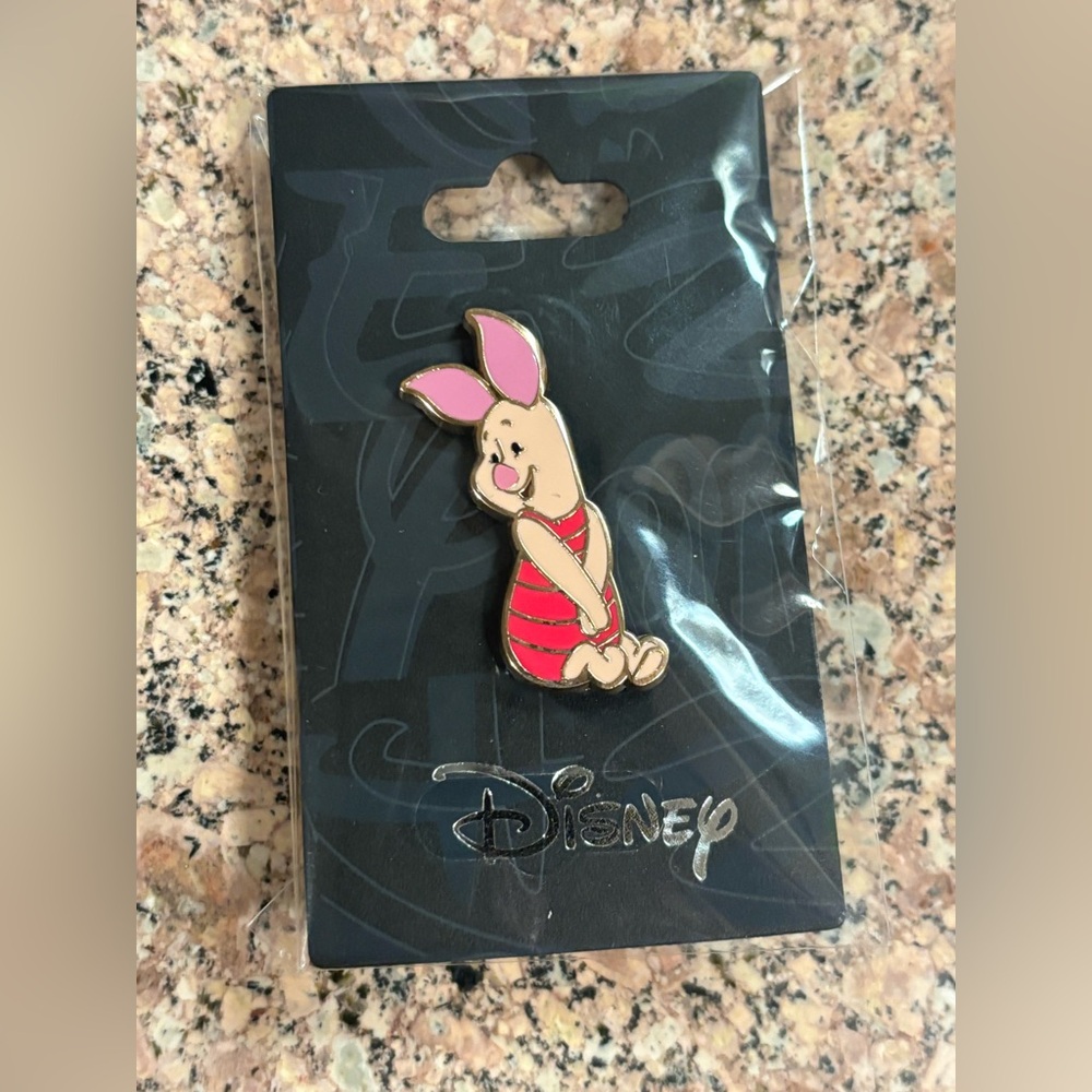 Disney Winnie the Pooh Piglet Collectible Pin Exclusive